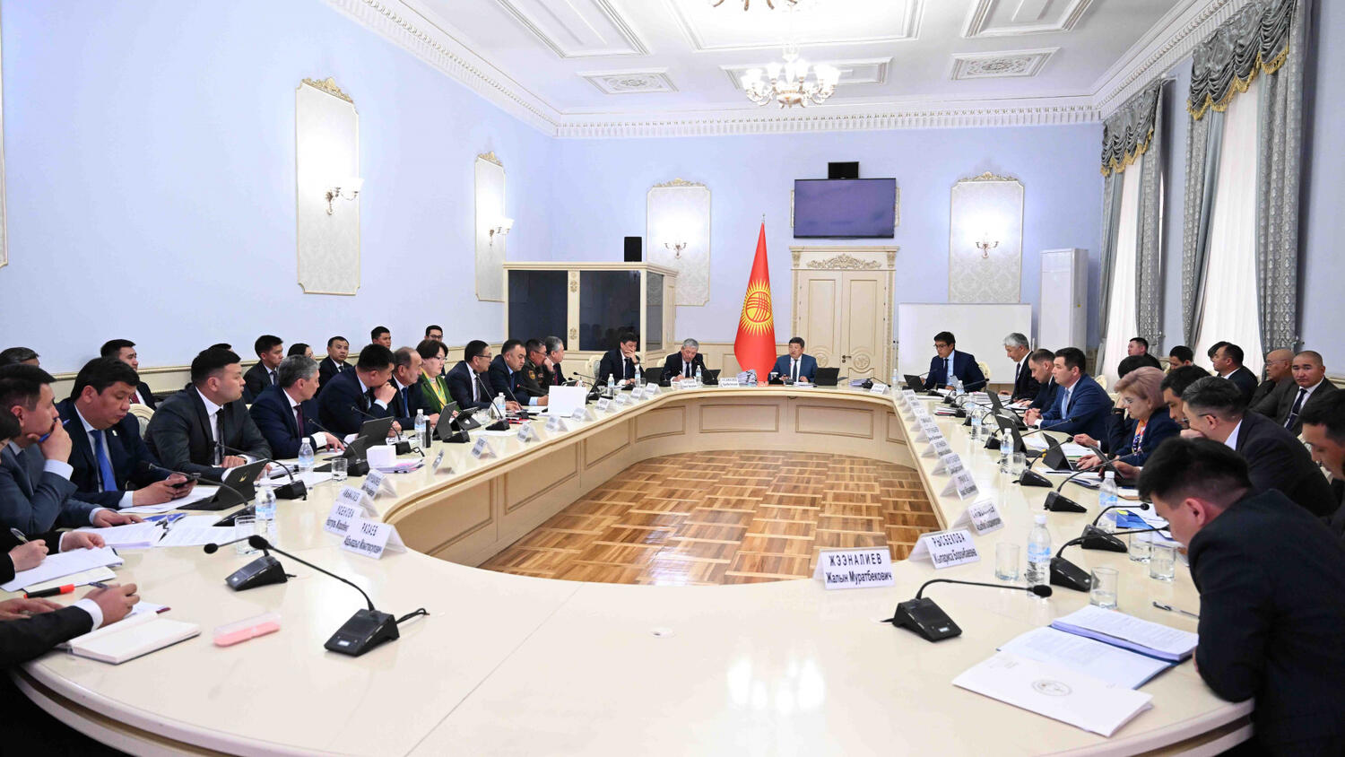 Кабмин Кыргызстана оценил работу министерств и ведомств